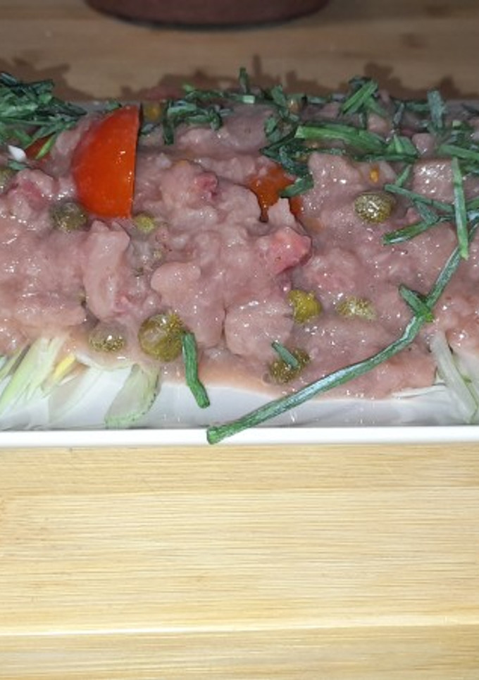 Una foto de Tartar de Atún, con emulsión de fresas (Sin sal)