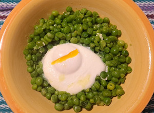 Foto di Uova in camicia in zuppa di piselli freschi🫛🥚🍳👔