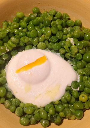 Foto di Uova in camicia in zuppa di piselli freschi🫛🥚🍳👔