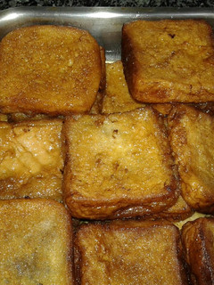 Una foto de Torrijas de vino manzanilla y miel de romero