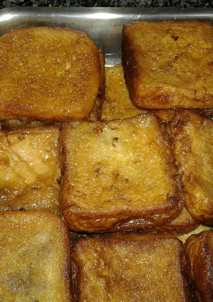 Una foto de Torrijas de vino manzanilla y miel de romero