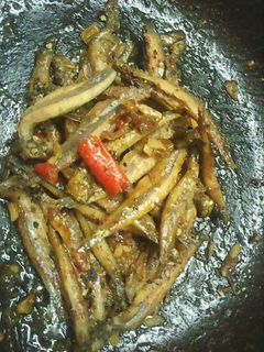 Hình của món Cá cơm kho khô.