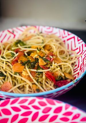 Une photo de Pâtes aux légumes de saison et pesto maison