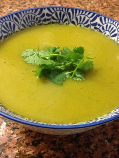 Una foto de Sopa de calabacín y cilantro