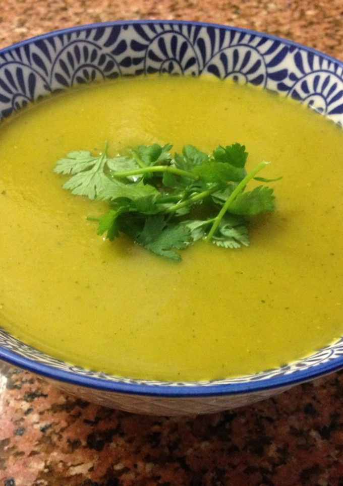 Una foto de Sopa de calabacín y cilantro