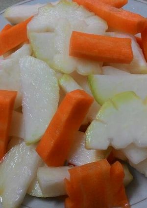 Hình của món Su hào cà rốt muối xổi.