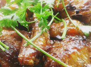 Hình của món Cánh gà rim xì dầu.