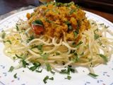 Espaguetis con salsa Pomodoro y cubos de milanesa de cerdo