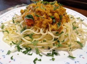 Una foto de Espaguetis con salsa Pomodoro y cubos de milanesa de cerdo