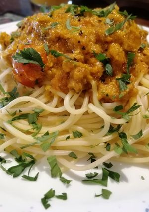 Una foto de Espaguetis con salsa Pomodoro y cubos de milanesa de cerdo