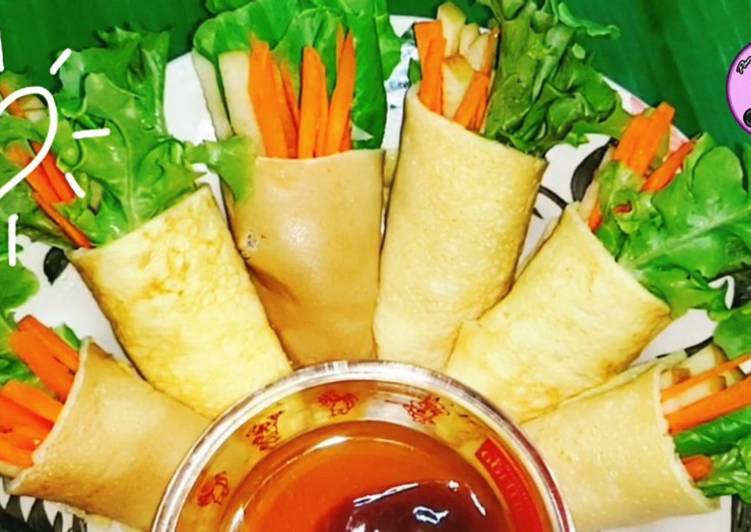 สลัดโรลไข่ม้วน Egg Roll Salad