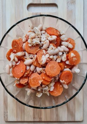 Una foto de Ensalada de alubias blancas al ajo con zanahorias al jengibre