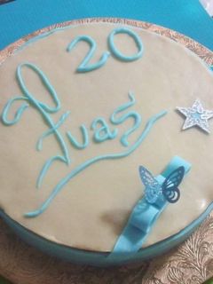 Una foto de Tarta con ganaché de chocolate blanco