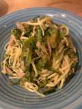 Noodle di pasta e zucchine con filetti di tonno