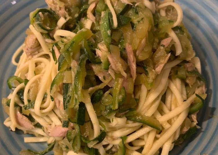 Recipe of Perfect Noodle di pasta e zucchine con filetti di tonno