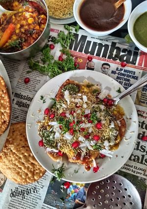 A picture of Sindhi Dal Pakwan Chaat .