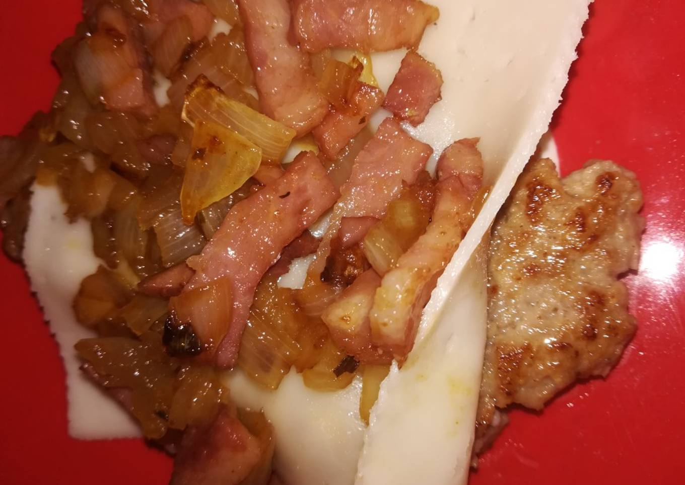 Hamburguesa con cebolla caramelizada, bacon y queso