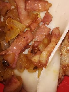 Una foto de Hamburguesa con cebolla caramelizada, bacon y queso