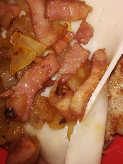 Una foto de Hamburguesa con cebolla caramelizada, bacon y queso