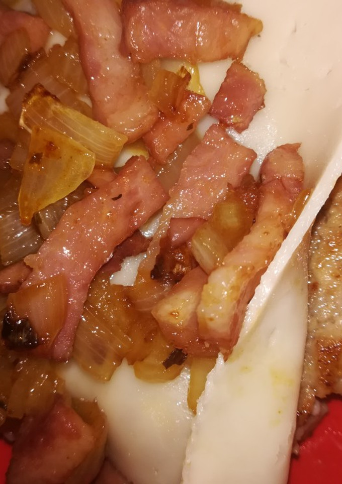 Una foto de Hamburguesa con cebolla caramelizada, bacon y queso