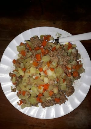 Una foto de Carne de res y sus verduritas....🇸🇻