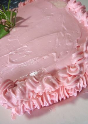 Una foto de Pastel 🍰relleno de compota de frutos rojos 🍒🍓