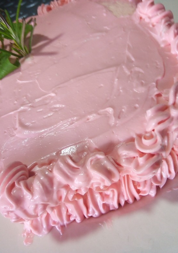 Una foto de Pastel 🍰relleno de compota de frutos rojos 🍒🍓