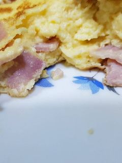 Una foto de Tortilla de Jamón York y Queso cheddar😋🍴