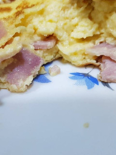 Una foto de Tortilla de Jamón York y Queso cheddar😋🍴