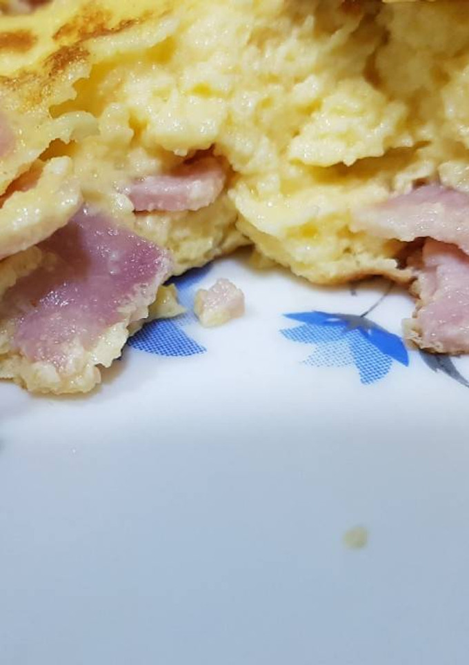 Una foto de Tortilla de Jamón York y Queso cheddar😋🍴