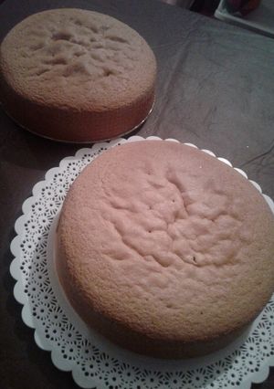 Una foto de Bizcochuelo alto, esponjoso y riquísimo con pocos ingredientes!!