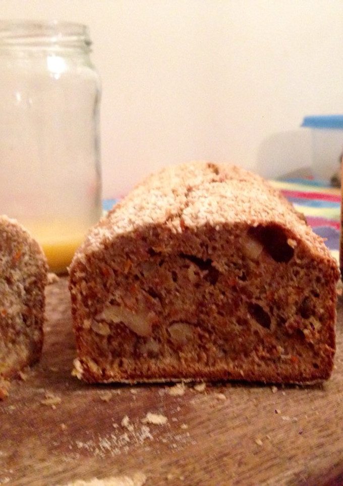Una foto de Budín de harina integral con zanahoria, miel y nuez