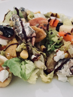 Una foto de Ensalada de pasta con sardinillas y manzana