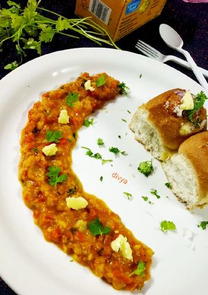 A picture of Sabji stuffed baked cheesepav.