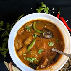 A picture of Urad Dal Pakoras in Gravy - Bong style - (Biuli Daler Borar Jhol).