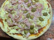 Una foto de alcachofas en salsa champiñones