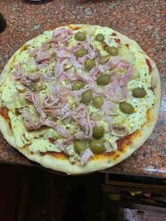 Una foto de Pizza con alcachofas, champiñones, jamón y aceitunas para no extrañar en cuarentena
