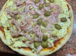 Una foto de Pizza con alcachofas, champiñones, jamón y aceitunas para no extrañar en cuarentena