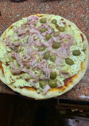 Una foto de Pizza con alcachofas, champiñones, jamón y aceitunas para no extrañar en cuarentena