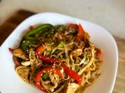 Una foto de noodles con champiñones