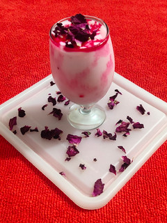 રોઝ લસ્સી (Rose Lassi Recipe In Gujarati) રેસીપી મુખ્ય ફોટો