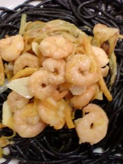 Una foto de Espaguetis negros con langostinos y jengibre