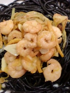 Una foto de Espaguetis negros con langostinos y jengibre