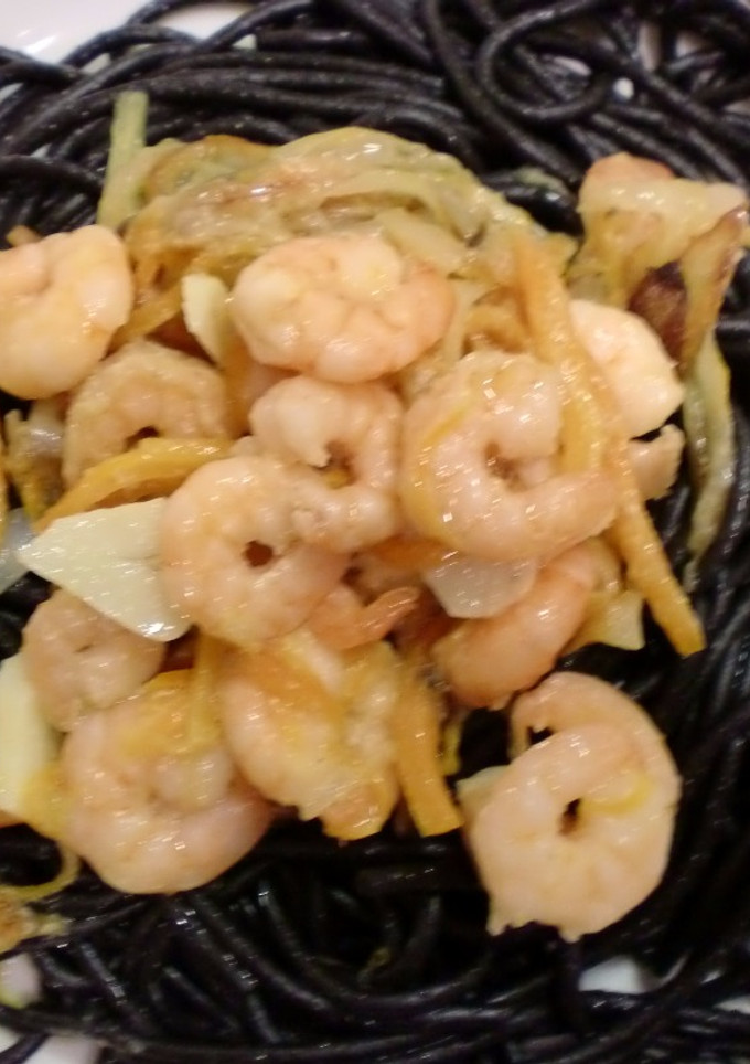Una foto de Espaguetis negros con langostinos y jengibre