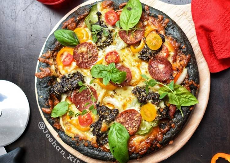 Cara Mudah Masak: Black Pizza With Beef, Pepperoni, and Veggie  Enak