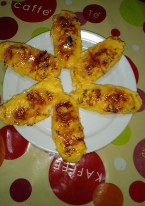 Una foto de Bollo de leche con crema de vainilla y piña con azucar quemada