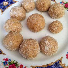 Apple peanuts butter balls A picture of Apple peanuts butter balls.