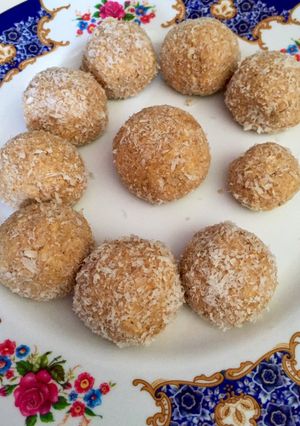 A picture of Apple peanuts butter balls.