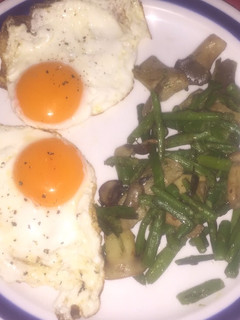 Una foto de Huevos camperos a la plancha con espárragos y setas variadas