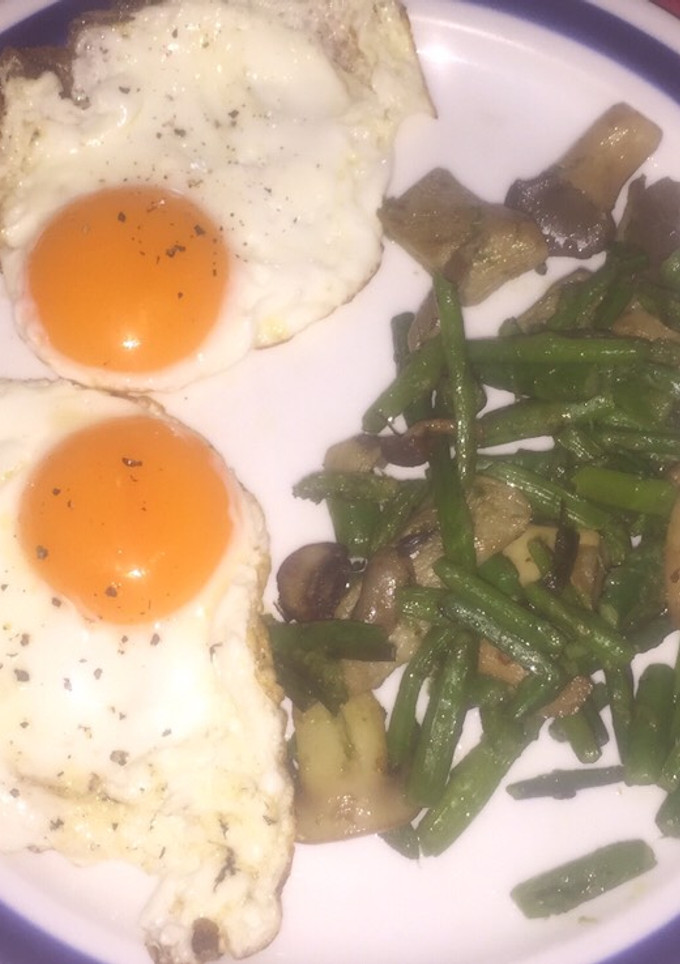 Una foto de Huevos camperos a la plancha con espárragos y setas variadas